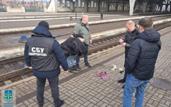 У Львові ворожий агент готував вибухи біля залізничного вокзалу та ТЦК
У Львові ворожий агент готував вибухи біля залізничного вокзалу та ТЦК
