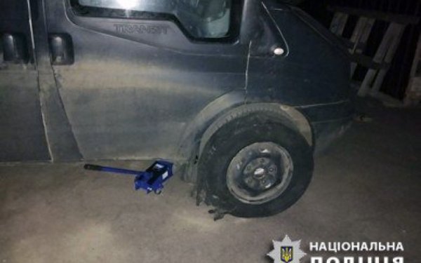 У Бериславі на Херсонщині поліцейські підірвалися на російській "пелюстці"
У Бериславі на Херсонщині поліцейські підірвалися на російській "пелюстці"