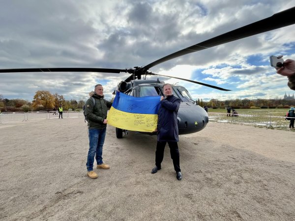Проєкт «Подарунок для Путіна»: жителі Чехії зібрали гроші на військовий вертоліт для України
Проєкт «Подарунок для Путіна»: жителі Чехії зібрали гроші на військовий вертоліт для України