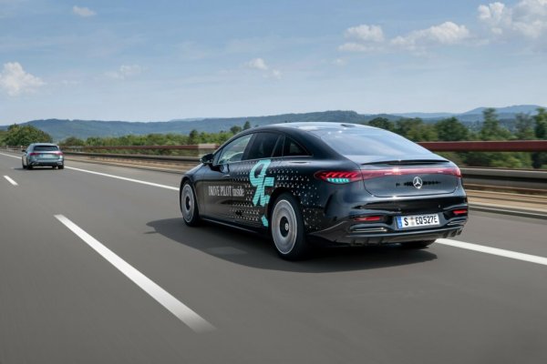 Автомобілі Mercedes-Benz отримали новий колір габаритних вогнів: названа причина
Автомобілі Mercedes-Benz отримали новий колір габаритних вогнів: названа причина
