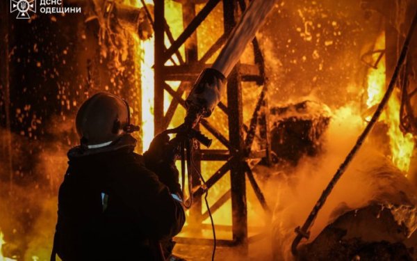 Через російський удар частина Одеси залишились без світла, води та тепла
Через російський удар частина Одеси залишились без світла, води та тепла