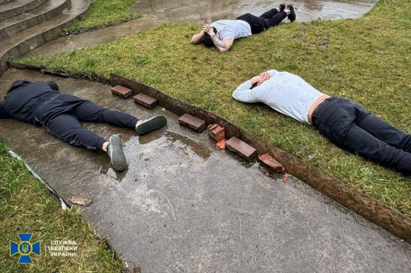 СБУ затримала організовану групу, яка вимагала «данину» у військових та онкохворих
СБУ затримала організовану групу, яка вимагала «данину» у військових та онкохворих