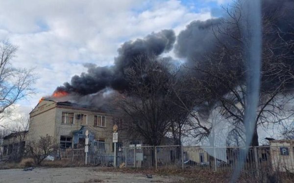 Росіяни завдали повторного удару по Куп'янську, пошкоджена адмінбудівля
Росіяни завдали повторного удару по Куп'янську, пошкоджена адмінбудівля