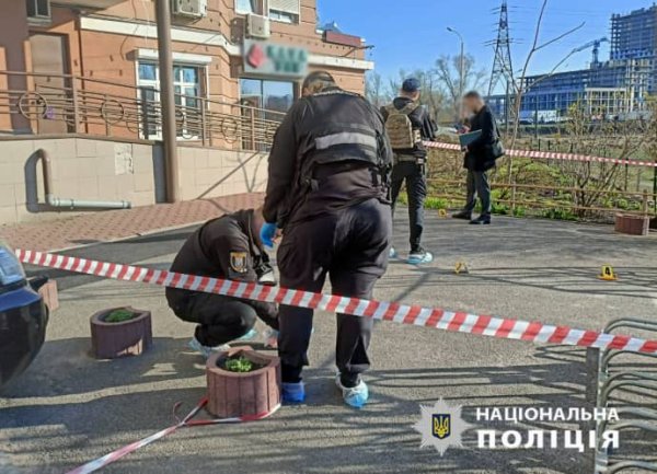 В Киеве стреляли в мужчину: он в тяжелом состоянии, нападавшего задержали В Киеве стреляли в мужчину: он в тяжелом состоянии, нападавшего задержали