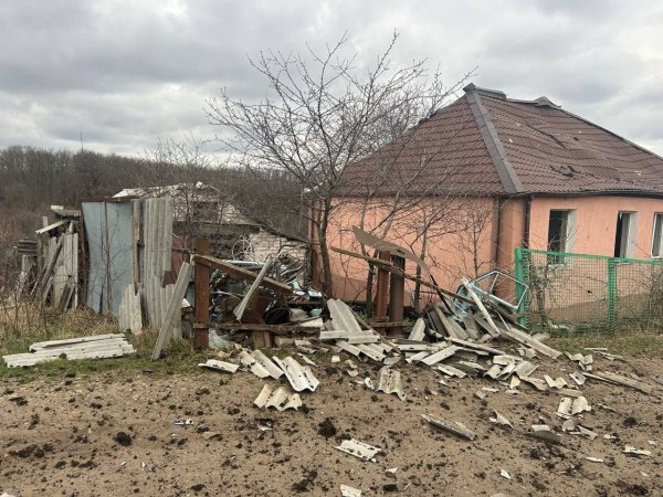 Росіяни вдарили ФАБами по Куп’янську, потрапили по кладовищу
Росіяни вдарили ФАБами по Куп’янську, потрапили по кладовищу