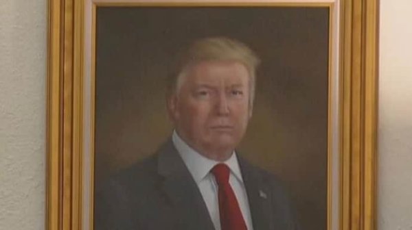 Трамп не понравился его портрет в Колорадо: требует убрать Трамп не понравился его портрет в Колорадо: требует убрать