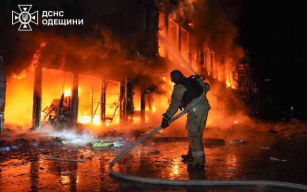 Росія масовано атакувала Одесу та район ударними безпілотниками. Поранені підлітки (оновлено)
Росія масовано атакувала Одесу та район ударними безпілотниками. Поранені підлітки (оновлено)