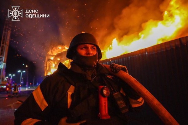 Росія масовано атакувала Одесу та район ударними безпілотниками. Поранені підлітки (оновлено)
Росія масовано атакувала Одесу та район ударними безпілотниками. Поранені підлітки (оновлено)