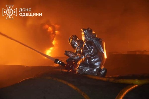 Оккупанты атаковали Одессу ударными БПЛА: бушевали масштабные пожары Оккупанты атаковали Одессу ударными БПЛА: бушевали масштабные пожары