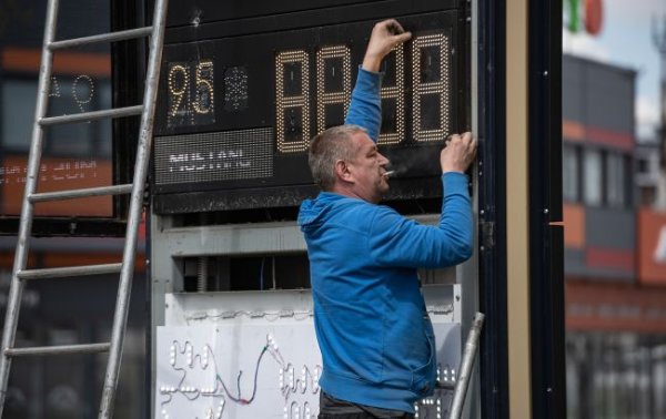 Ціни на АЗС почали падати: експерт пояснив, що буде з вартістю бензину та ДП
Ціни на АЗС почали падати: експерт пояснив, що буде з вартістю бензину та ДП