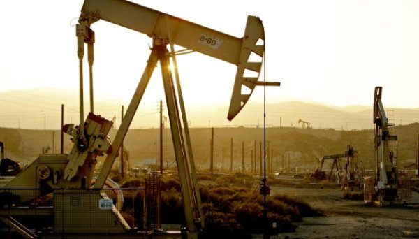 Нафта дорожчає на тлі ослаблення курсу долара Нафта дорожчає на тлі ослаблення курсу долара