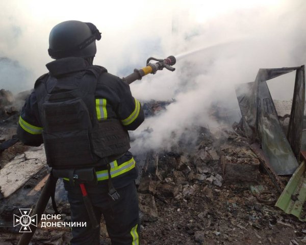 Росіяни вдарили по житловому будинку на Донеччині
                                