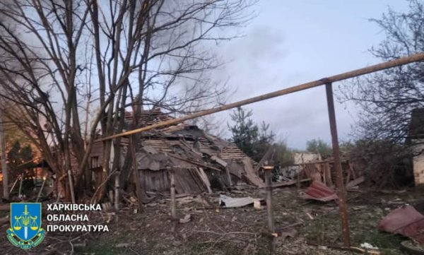 Россияне ударили УАБом по селу на Харьковщине: горели дома, повреждена почта, двое раненых Россияне ударили УАБом по селу на Харьковщине: горели дома, повреждена почта, двое раненых