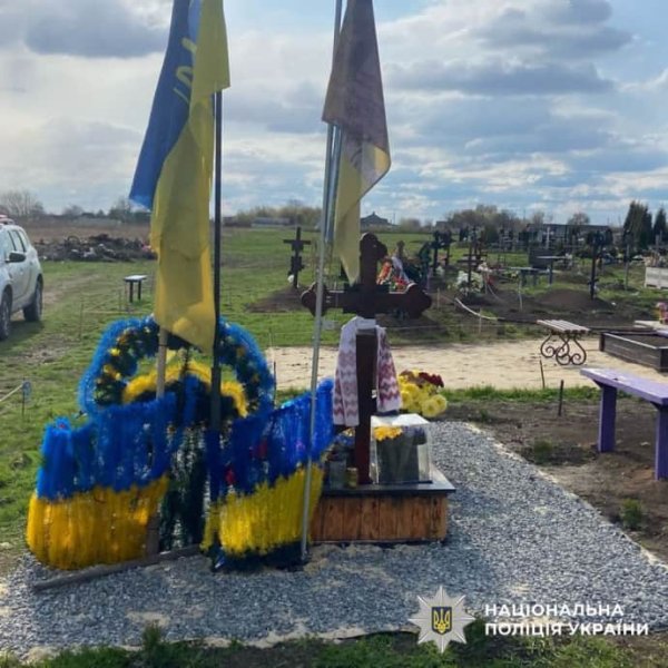На Харьковщине мужчина похитил дрон с могилы военного На Харьковщине мужчина похитил дрон с могилы военного