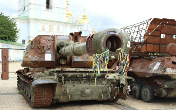 На Харківщині українські дрони знищили російський танк і дві САУ "Мста-С"
На Харківщині українські дрони знищили російський танк і дві САУ "Мста-С"