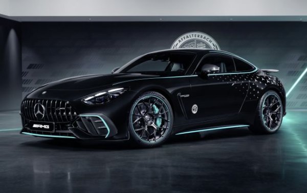 Пілоту Формули-1 Антонеллі заборонили керувати подарованим суперкаром Mercedes: у чому причина
Пілоту Формули-1 Антонеллі заборонили керувати подарованим суперкаром Mercedes: у чому причина