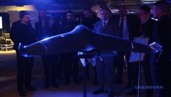 Зеленський показав делегації Бельгії безпілотники, які виробляє український ОПК Зеленський показав делегації Бельгії безпілотники, які виробляє український ОПК