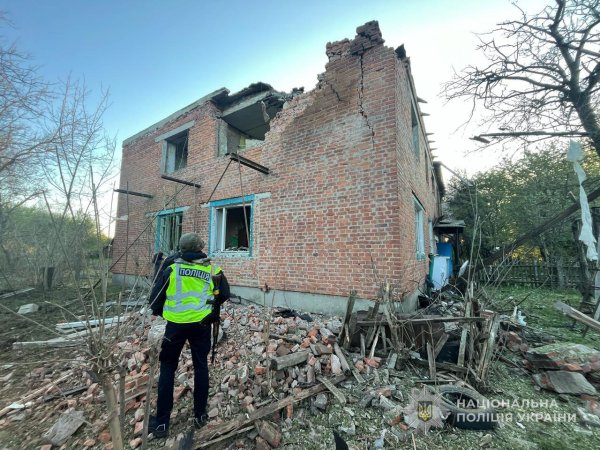 Уночі росіяни атакували прикордоння Сумщини, постраждала жінка
Уночі росіяни атакували прикордоння Сумщини, постраждала жінка