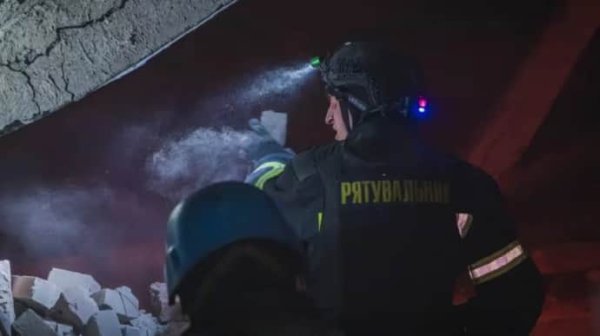 В Харькове вражеская ракета попала в многоэтажку: есть погибший, много пострадавших В Харькове вражеская ракета попала в многоэтажку: есть погибший, много пострадавших