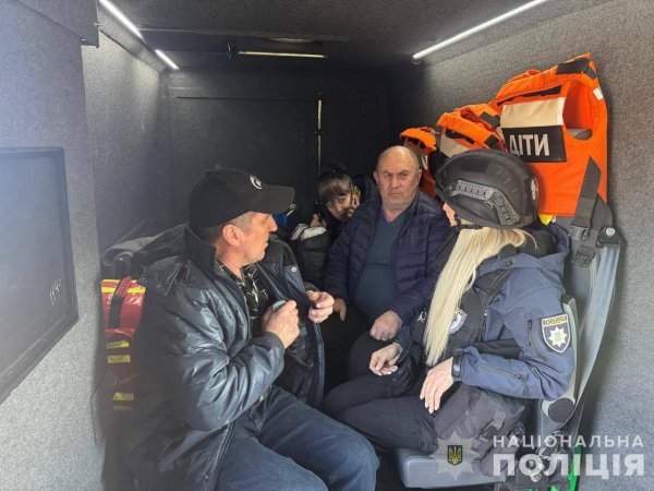 "Білі янголи" евакуювали 3 літніх мешканців з прифронтового Краснопілля на Сумщині
"Білі янголи" евакуювали 3 літніх мешканців з прифронтового Краснопілля на Сумщині