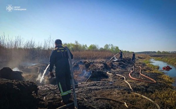 На Київщині біля Гостомеля зі вчора гасять пожежу на торфовищі
На Київщині біля Гостомеля зі вчора гасять пожежу на торфовищі