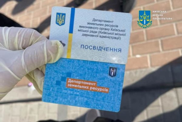 Столичный чиновник за $15 тысяч "не заметил" на арендованной земле здание, парковку и футбольное поле Столичный чиновник за $15 тысяч "не заметил" на арендованной земле здание, парковку и футбольное поле