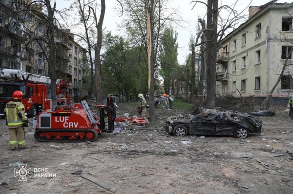 У Києві розбирають завали зруйнованого російською ракетою будинку, до робіт залучили роботизовану техніку
                                
