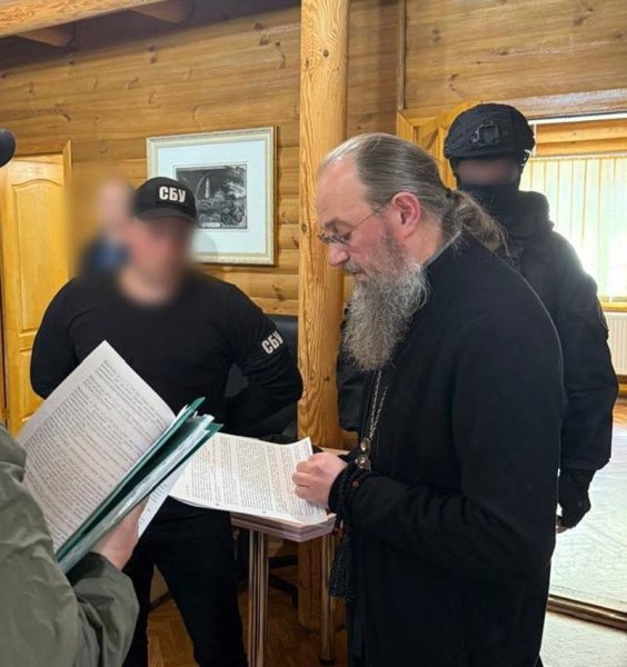 СБУ проводить обшук у канцелярії Київської Митрополії УПЦ МП
СБУ проводить обшук у канцелярії Київської Митрополії УПЦ МП