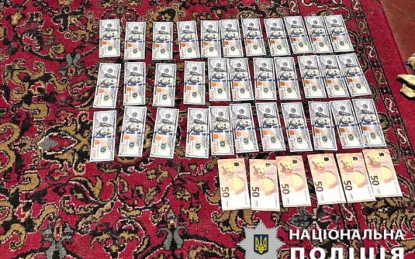 Поліція Київщини повідомила групі осіб про підозру в організації незаконного переправлення людей через державний кордон України
Поліція Київщини повідомила групі осіб про підозру в організації незаконного переправлення людей через державний кордон України