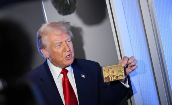Трамп представил «золотую карту» за $5 миллионов, украшенную его изображением (фото)
Трамп представил «золотую карту» за $5 миллионов, украшенную его изображением (фото)