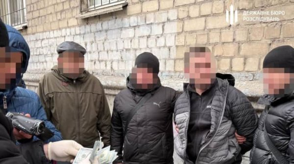 В Днепре полицейский за $1,5 тыс. пообещал "стереть" уклониста из базы розыска В Днепре полицейский за $1,5 тыс. пообещал "стереть" уклониста из базы розыска