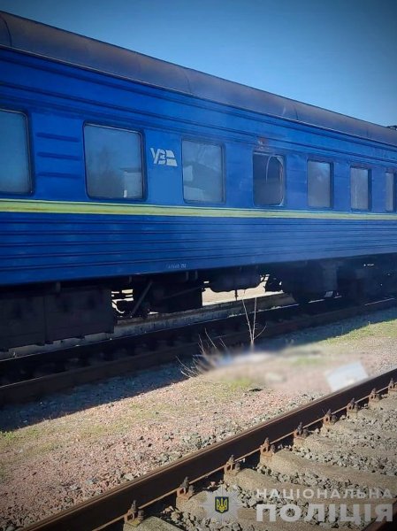 Росіяни ударним дроном атакували пасажирський потяг на Чернігівщині
                                