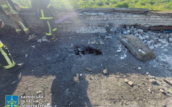 Вранці російський дрон влучив у харківську багатоповерхівку
Вранці російський дрон влучив у харківську багатоповерхівку