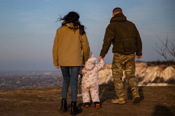 "Мамо, ми вже далеко від війни?" Як допомогти дітям, чиї життя зламала Росія
"Мамо, ми вже далеко від війни?" Як допомогти дітям, чиї життя зламала Росія