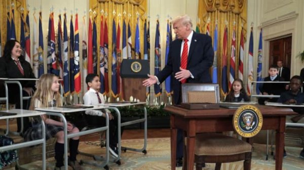 19 штатов подали в суд на администрацию Трампа из-за угрозы прекращения финансирования школ 19 штатов подали в суд на администрацию Трампа из-за угрозы прекращения финансирования школ