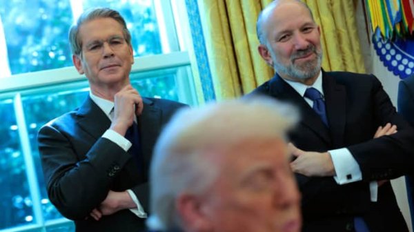 Журналисты выяснили, кто убедил Трампа приостановить повышение тарифов Журналисты выяснили, кто убедил Трампа приостановить повышение тарифов