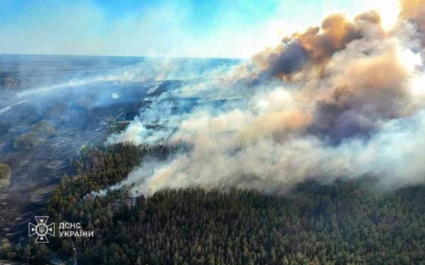 На Київщині біля Гостомеля зі вчора гасять пожежу на торфовищі
На Київщині біля Гостомеля зі вчора гасять пожежу на торфовищі