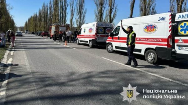 В Винницкой области рейсовый автобус съехал в кювет: 7 пострадавших, среди них ребенок В Винницкой области рейсовый автобус съехал в кювет: 7 пострадавших, среди них ребенок