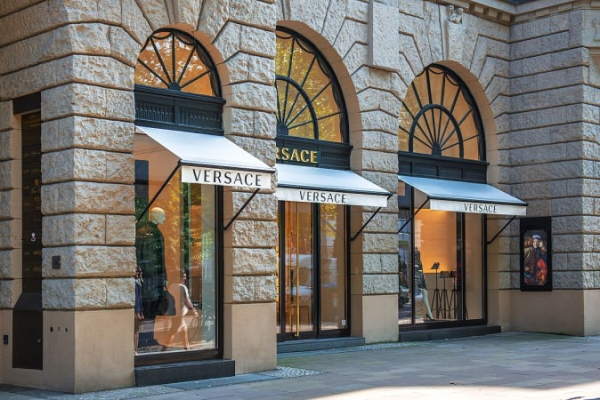 Prada покупает Versace почти за $1,4 миллиарда
Prada покупает Versace почти за $1,4 миллиарда