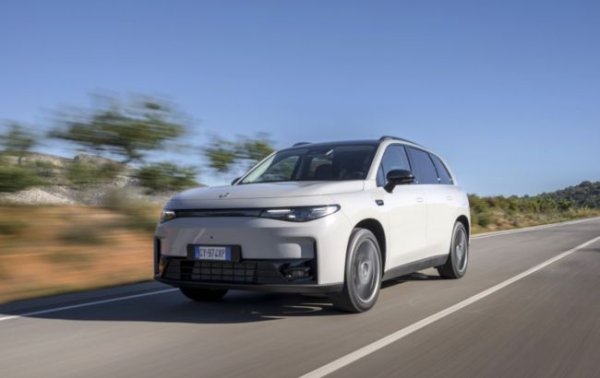 Stellantis припинив виробництво китайських електромобілів Leapmotor у Польщі: у чому причина
Stellantis припинив виробництво китайських електромобілів Leapmotor у Польщі: у чому причина
