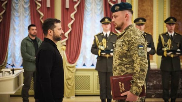 Зеленский повысил в звании трех пограничников и вручил орден Герою Украины Зеленский повысил в звании трех пограничников и вручил орден Герою Украины