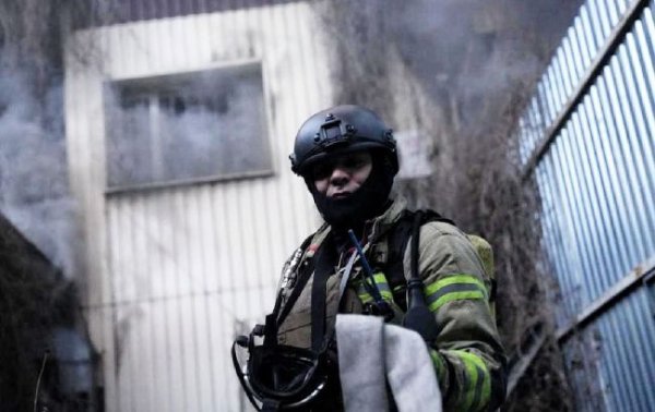 Рятувальники ліквідовують наслідки обстрілу Києва: що відомо (фото, відео)
Рятувальники ліквідовують наслідки обстрілу Києва: що відомо (фото, відео)