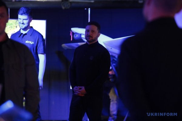Зеленський показав делегації Бельгії безпілотники, які виробляє український ОПК Зеленський показав делегації Бельгії безпілотники, які виробляє український ОПК