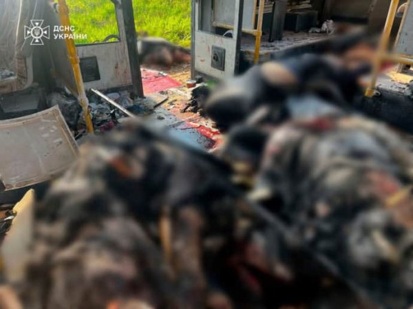 Россияне ударили по автобусу в Марганце: 9 погибших, 30 раненых Россияне ударили по автобусу в Марганце: 9 погибших, 30 раненых