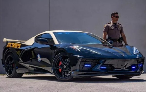 На службу поліції заступив суперкар Chevrolet Corvette Stingray
На службу поліції заступив суперкар Chevrolet Corvette Stingray