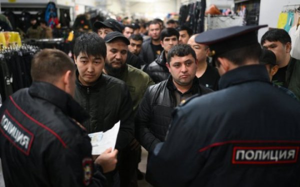 СЗР: Кремль посилює контроль за нелегальними мігрантами
СЗР: Кремль посилює контроль за нелегальними мігрантами