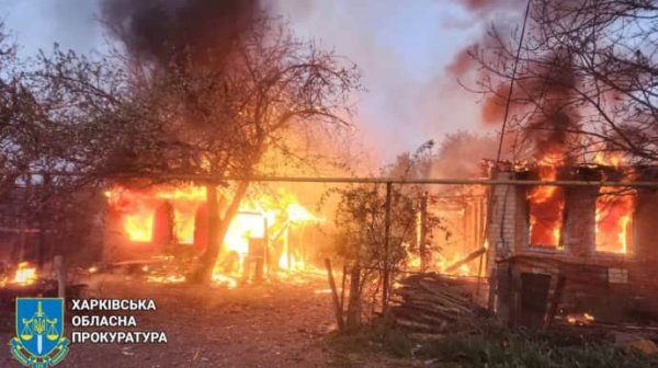 Россияне ударили УАБом по селу на Харьковщине: горели дома, повреждена почта, двое раненых Россияне ударили УАБом по селу на Харьковщине: горели дома, повреждена почта, двое раненых