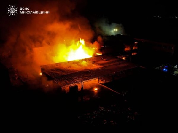 Удар РФ по Николаеву БпЛА неизвестного типа: спасатели показали последствия Удар РФ по Николаеву БпЛА неизвестного типа: спасатели показали последствия