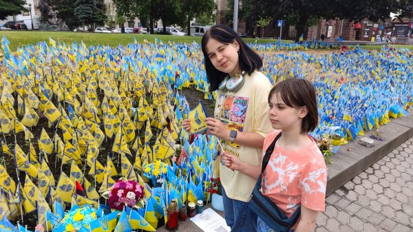 "Мамо, ми вже далеко від війни?" Як допомогти дітям, чиї життя зламала Росія
"Мамо, ми вже далеко від війни?" Як допомогти дітям, чиї життя зламала Росія