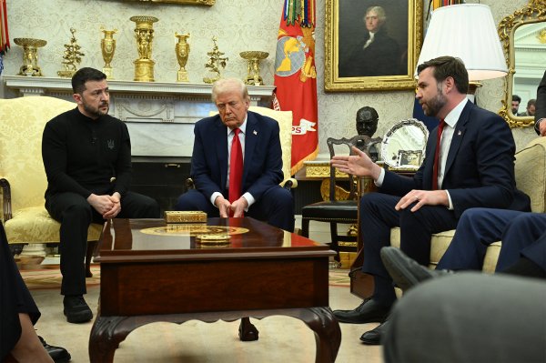Трамп чекає, війна триває. Що заважає мирним переговорам між Україною, США та РФ
Трамп чекає, війна триває. Що заважає мирним переговорам між Україною, США та РФ